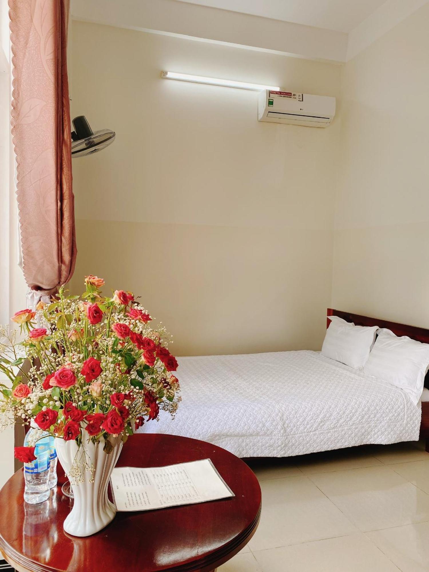 Khach San Son Ha Hotel Kon Tum Buitenkant foto